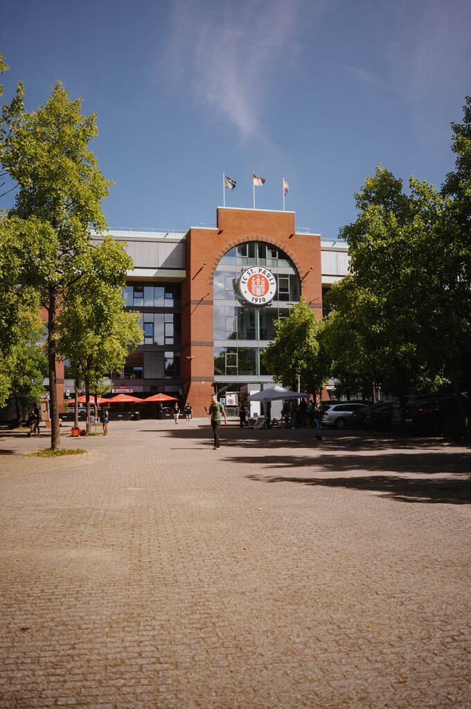 HEV01784 | Der offizielle Shop für FC St. Pauli Fotos. Wähle aus Spielszenen & Fanmomenten dein FCSP Wunschformat. Wir liefern Millerntor-Atmosphäre.