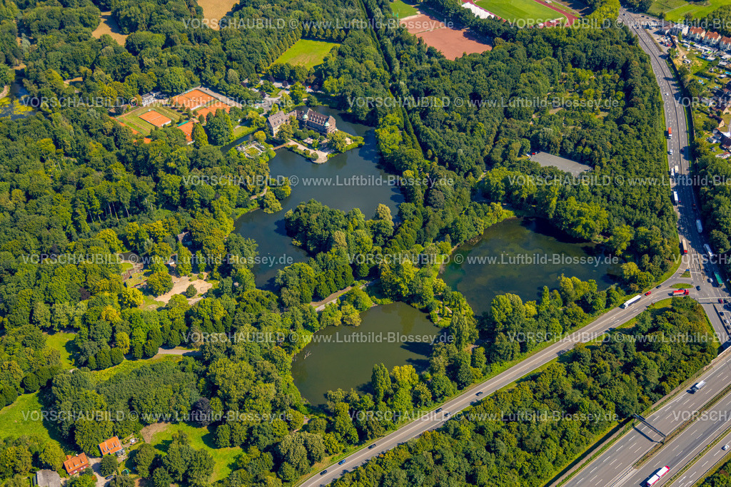 Gladbeck250800226 | Luftbild, Restaurant Wasserschloss Wittringen mit Schlossteich und Schlosspark und Tennisanlage, an der Autobahn A2 mit Anschlussstelle Essen/Gladbeck, Tennisanlage, oben der Wittringer Wald mit See und Ehrenmal Wittringen, Butendorf, Gladbeck, Ruhrgebiet, Nordrhein-Westfalen, Deutschland