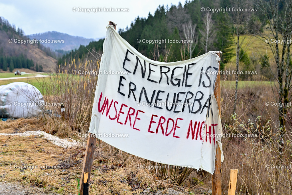 Molln_ Erdgasbohrung. 20.02.2024-11 | 20.02.2024, Molln, AUT, Erdgasbohrung, im Bild Transparente entlang der Strasse von Erdgasbohrgegnern