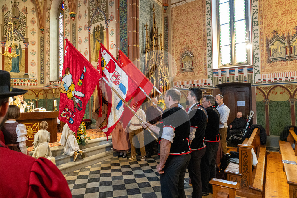 SKE100J_4568 | Fahnenträger des Schwingklubs Einsiedeln, des Innerschweizer Schwingerverbandes und des Schwyzer Kantonalen Schwingerverbandes. - Realisiert mit Pictrs.com