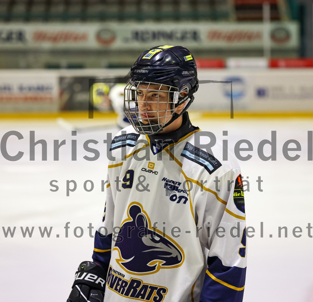 2022-11-26_016_TSV_Erding_gegen_ESC_Geretsried | Erding, Deutschland, 26.11.2022:
Eishockey, Bayernliga U20 2022 / 2023, xx. Spieltag, TSV Erding gegen ESC Geretsried, Endergebnis: 5:3

Sebastian Kern (ESC Geretsried, #9)

Foto: Christian Riedel / fotografie-riedel.net