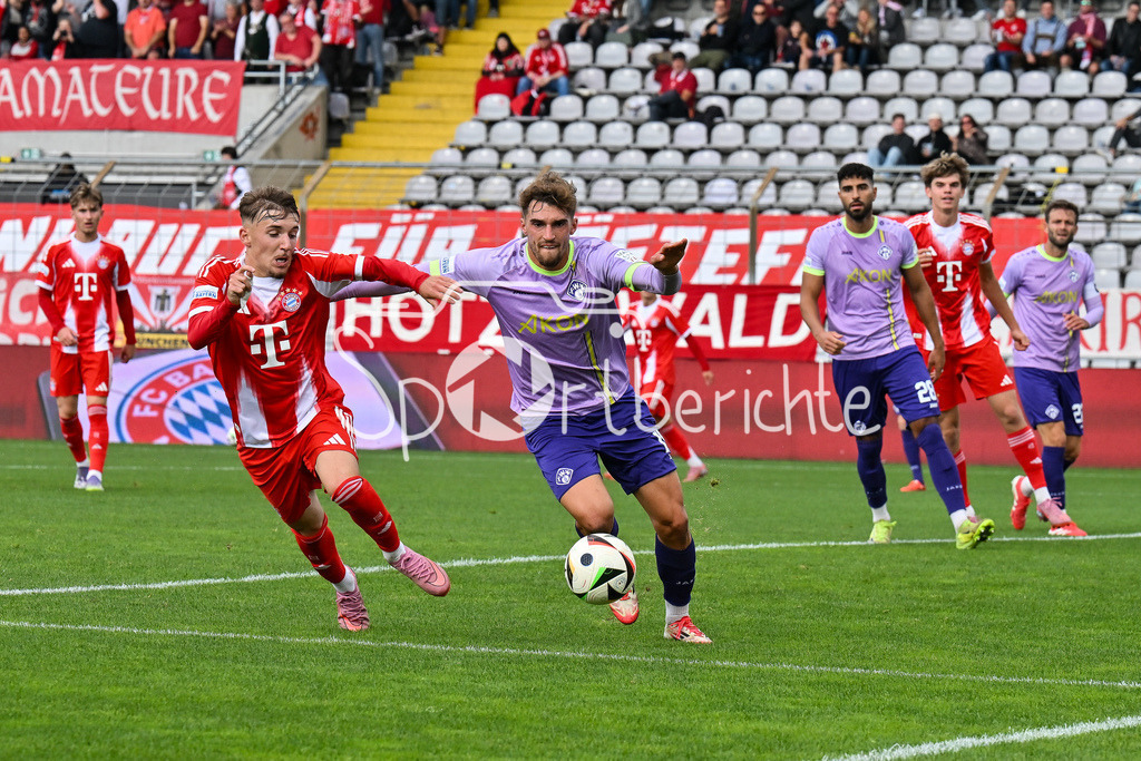 FC Bayern Amateure - FC Würzburger Kickers | im Duell Lennart KARL (FC Bayern München II #7) und Marius UHL (Würzburger Kickers 19) / Zweikampf / Regionalliga Bayern: FC Bayern Amateure - FC Würzburger Kickers; Grünwalder Stadion am 27.09.2025