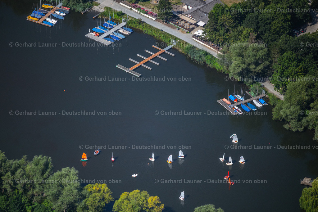 4035381 | BRAUNSCHWEIG 31.07.2020 Sportboot- Segelschiff mit weißen Seggeln in Fahrt auf dem Südsee im Ortsteil Heidberg-Melverode in Braunschweig im Bundesland Niedersachsen, Deutschland. // Sailboat under way on Suedsee in the district Heidberg-Melverode in Brunswick in the state Lower Saxony, Germany. Foto: Gerhard Launer