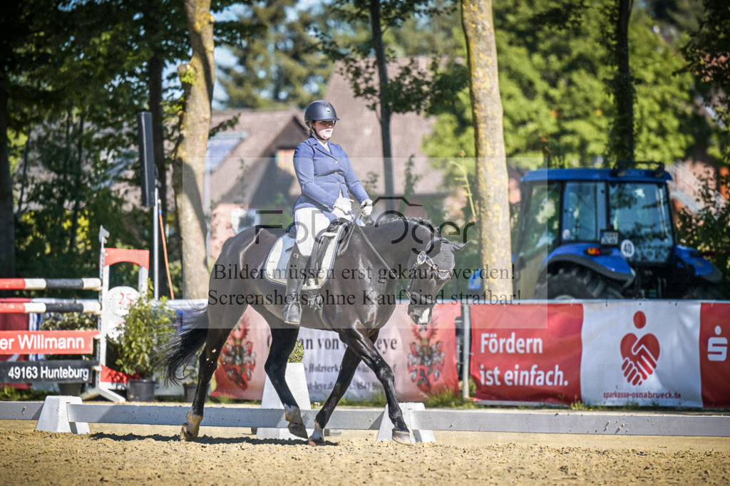 DOS_6546 | Entdecke hochwertige Reitturnierfotos von Foto Oger. Professionell, emotional und authentisch – jetzt Lieblingsmomente im Shop bestellen.Deutschlandweite Turnierfotografie. - Realisiert mit Pictrs.com