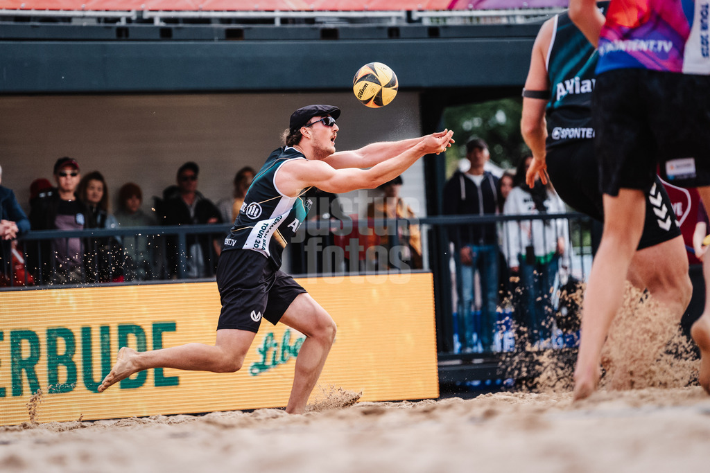 Beachvolleyball | Männer | Allianz German Beach Tour 2025 | Tourstop Hamburg | 29.05.2025 | Simon Pfretzschner spielt den Ball