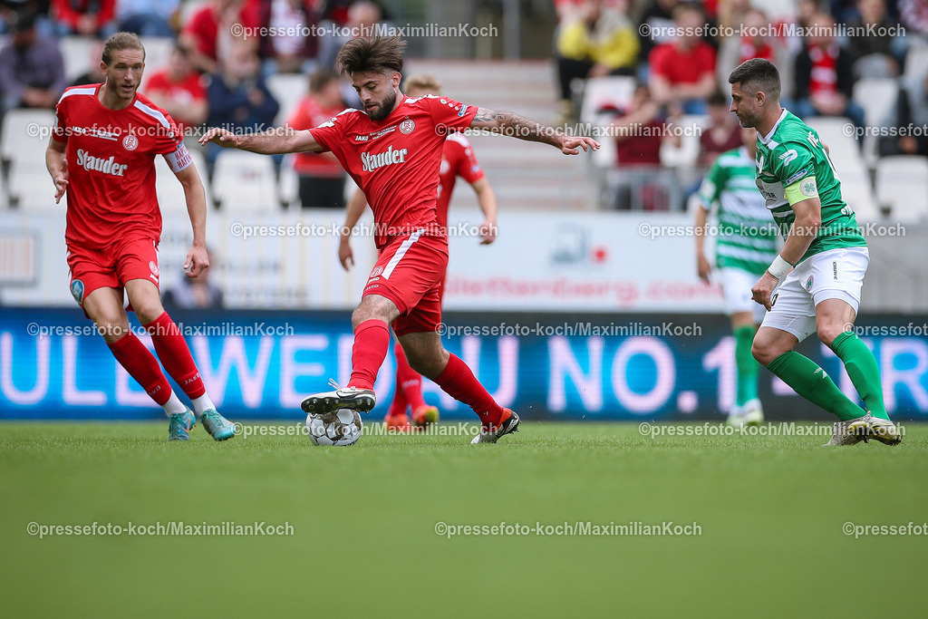 RWE3Liga25052401006 | 25.05.2024, Essen, Fußball, Finaltag der Amateure, Niederrheinpokal Finale, Stadion an der Hafenstraße, Saison 2023 2024, Rot-Weiss Essen – SC Rot-Weiß Oberhausen: Jose-Enrique Rios-Alonso (Rot-Weiss Essen) gegen Moritz Stoppelkamp (RW Oberhausen).
DFB regulations prohibit any use of photographs as image sequences and or quasi-video.