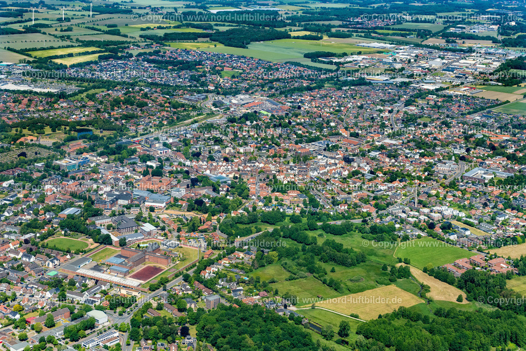 Vechta_ELS_4971050623 | VECHTA 05.06.2023 Stadtgebiet mit Außenbezirken und Innenstadtbereich in Vechta im Bundesland Niedersachsen, Deutschland. // City area with outside districts and inner city area in Vechta in the state Lower Saxony, Germany. Foto: Martin Elsen
