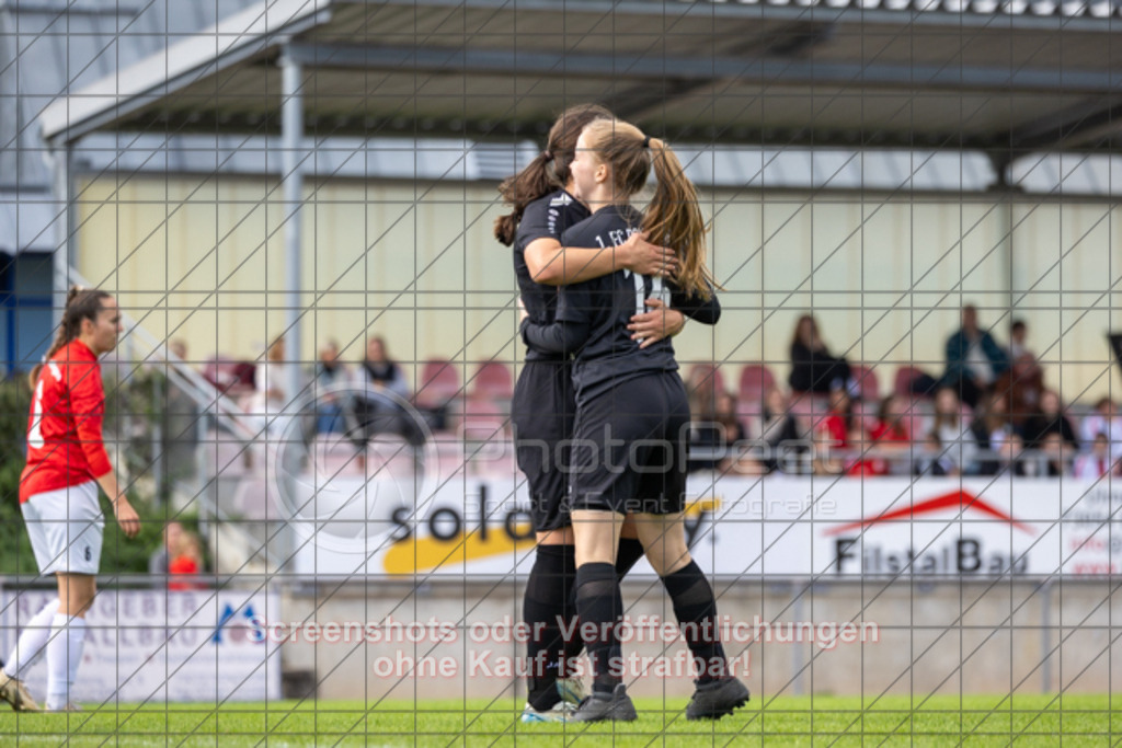 20250928_143251_0555 | #,1.FC Donzdorf (schwarz) vs. TV Derendingen (rot), Fussball, Frauen-Verbandsliga Württemberg, 03. Spieltag, Saison 2025/2026, Rasenplatz Lautertal Stadion, Süßener Straße 16, 73072 Donzdorf, 28.09.2025 - 13:00 Uhr,Foto: PhotoPeet-Sportfotografie/Peter Harich