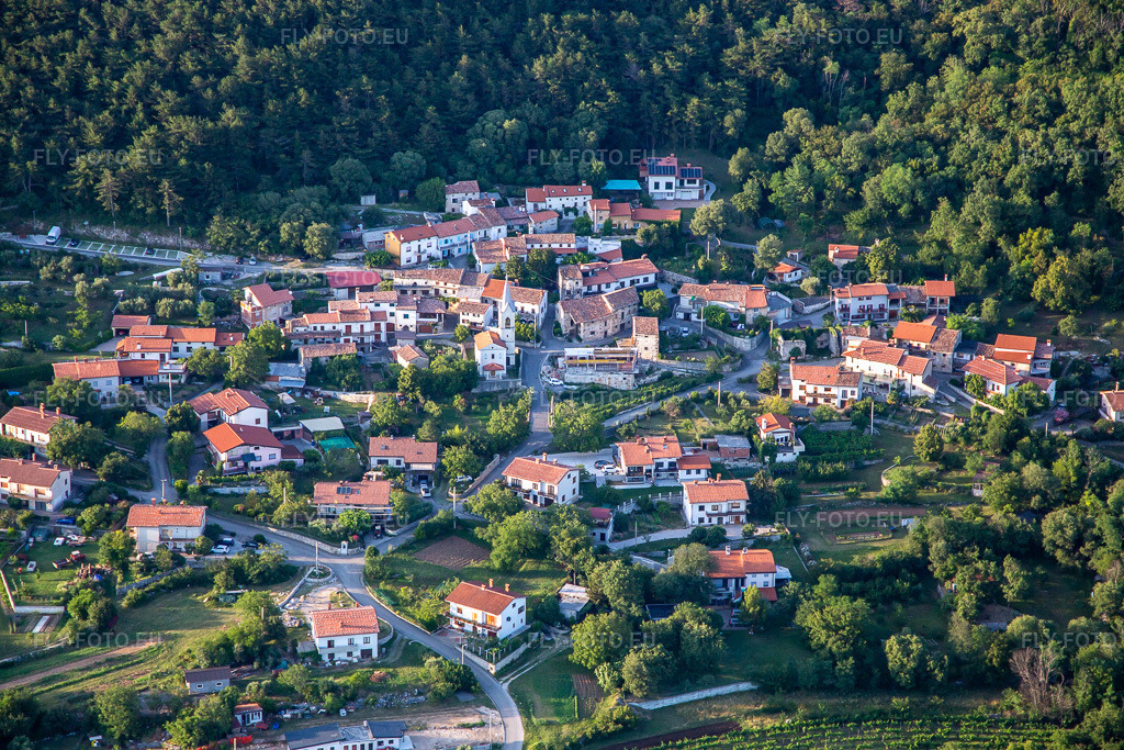 Vue aérienne: Vue de la ville à le quartier Malovše in Ajdovščina dans le département Slovénie, Slovénie. Photo: IMG_137518.jpg prise le 14/07/2023 par Werner Riehm/FLY-FOTO.eu – Résolution de l'original: 5472 x 3648 px