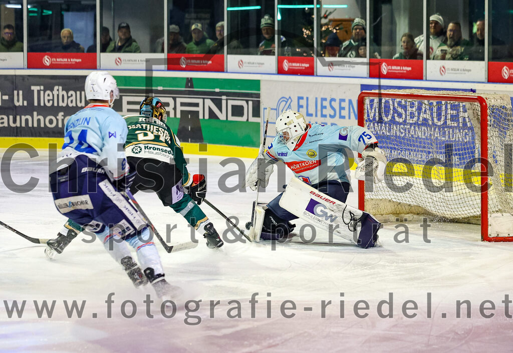2025-12-23_106_TSV_Erding_gegen_Heilbronner_Falken | Erding, Deutschland, 23.12.2025:Eishockey, Oberliga Süd 2025 / 2026, 29. Spieltag, TSV Erding gegen Heilbronner Falken, Endergebnis: 5:4Malte Krenzlin (Heilbronner Falken, #84), Thomas Matheson (Erding Gladiators, #37), Torwart Franz Jokinen (Heilbronner Falken, #75)Foto: Christian Riedel / fotografie-riedel.net