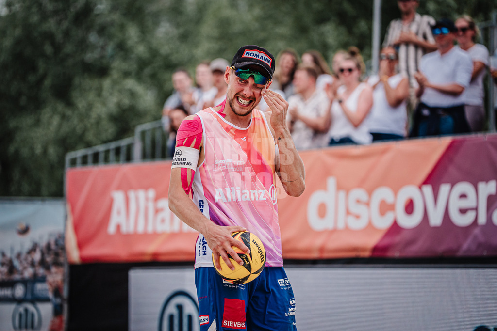 Beachvolleyball | Männer | Allianz German Beach Tour 2025 | Tourstop Bremen | 15.06.2025 | Bennet Poniewaz kommen die Tränen während des letzten Spiels seiner Karriere