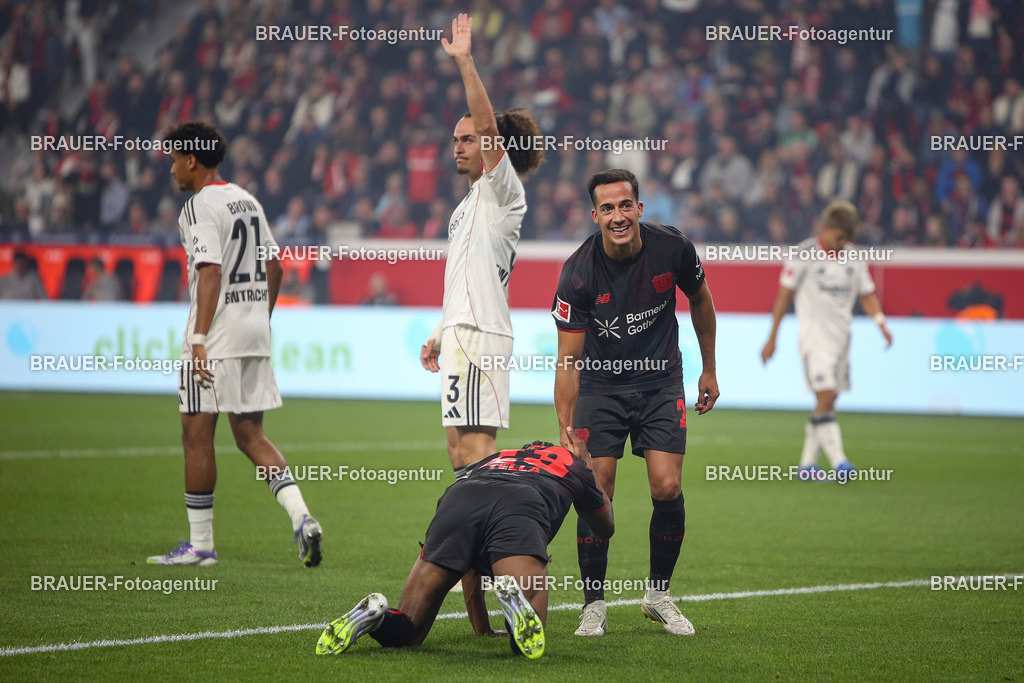 Bayer 04 Leverkusen vs Eintracht Frankfurt - Bundesliga  | Leverkusen, Deutschland, 12.09.25:   Nathan Tella (Bayer 04 Leverkusen) liegt am Boden und Lucas Vazquez (Bayer 04 Leverkusen) hilft im hochwaehrend des Spiels der Bundesliga zwischen  Bayer 04 Leverkusen vs Eintracht Frankfurt in der BayArena(Foto von Brauer-Fotoagentur / Adrian Schlueter)