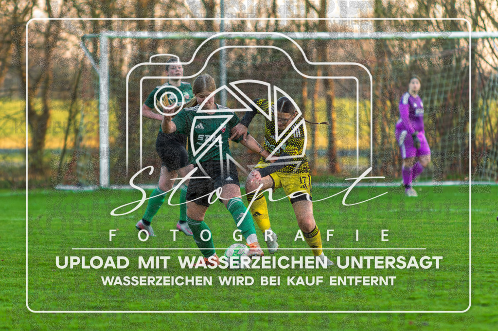 SCTSGF-1000 | Hannah Nouri Jeremias (SC Tewel #11) und Klara Joany Karnatz (SG Fulde #17) beim Damen Kreisliga HK/CE Spiel zwischen SG Fulde und SC Tewel auf dem Sportplatz Tewel, Tewel/Neuenkirchen (Simon Paul Stopat) - Realisiert mit Pictrs.com