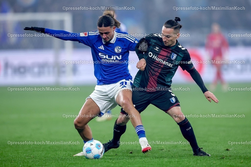 S0401022501027 | 01.02.2025, Fußball, FC Schalke 04 - 1. FC Magdeburg, 2.. Fußball Bundesliga, 20. Spieltag, Veltins-Arena Gelsenkirchen, Saison 2024 2025: Taylan Bulut (S04 #31) im Zweikampf gegen Baris Atik (1.FC Magdeburg #23)DFB regulations prohibit any use of photographs as image sequences and or quasi-video.