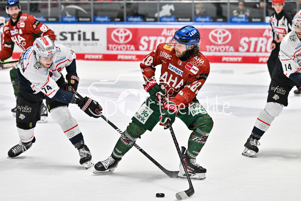 Augsburger Panther - Nürnberg Ice Tigers | AUGSBURG, GERMANY - 23. DECEMBER: im Duell Cody HAISKANEN (Nürnberg Ice Tigers 74) und Anthony LOUIS (Augsburger Panther 18) während dem Match zwischen den Augsburger Panthern und den Nürnberg Ice Tigers am 31. Spieltag der Penny DEL im Curt Frenzel Stadion