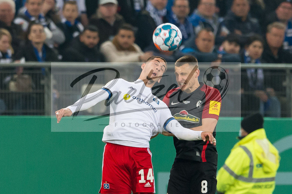 HSVSCF20220419_128 | Fussball, Herren: Ludovit Reis (Hamburger SV) und Maximilian Eggestein (SC Freiburg) im Zweikampf beim DFB-Pokal-Halbfinalspiel zwischen Hamburger SV und SC Freiburg im Volksparkstadion am 19.04.2022 in Hamburg, Deutschland.DFB / DFL REGULATIONS PROHIBIT ANY USE OF PHOTOGRAPHS AS IMAGE SEQUENCES AND/OR QUASI-VIDEO. - Realisiert mit Pictrs.com