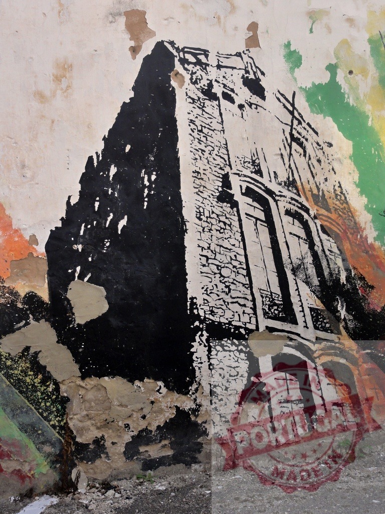 Stencil art mural on peeling urban wall | Stencil art creates a building painting on a decaying and vibrant wall - Realisiert mit Pictrs.com