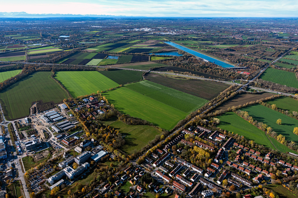 dr__0040696.jpg | OBERSCHLEIßHEIM 07.11.2019 Regattaanlage des Leistungszentrums für Rudern und Kanu (Olympiapark München GmbH) im Stadtteil Feldmoching-Hasenbergl in München im Bundesland Bayern, Deutschland. Weiterführende Informationen bei: Leistungszentrum für Rudern und Kanu. // Regatta facility of the Center for Rowing and Canoeing (Olympiapark Muenchen GmbH) in the district of Feldmoching-Hasenbergl in Munich in the state Bavaria, Germany. Further information at: Leistungszentrum fuer Rudern und Kanu. Foto: Daniel Reiter