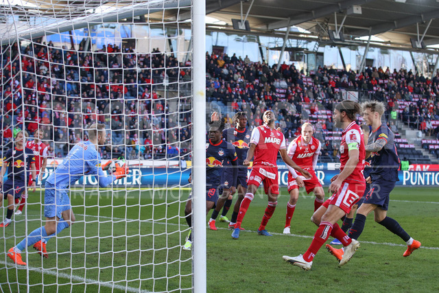 Grazer AK 1902 vs FC Red Bull Salzburg – Austrian Bundesliga | Graz, Austria, 15.Feb.26 - SOCCER - ADMIRAL Bundesliga, Grazer AK 1902 vs FC Red Bull Salzburg. The image shows Alexander Schlager (Red Bull Salzburg) protect the goal.