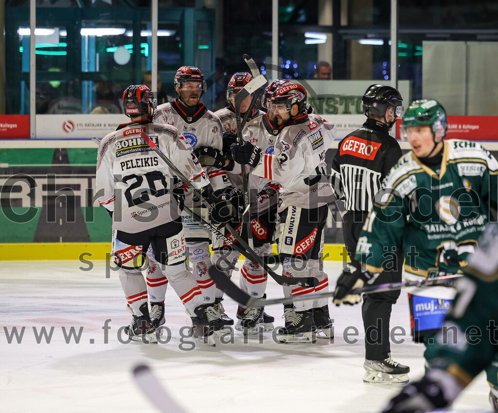 2025-12-14_043_TSV_Erding_gegen_ECDC_Memmingen_Indians | Erding, Deutschland, 14.12.2025:Eishockey, Oberliga Süd 2025 / 2026, 26. Spieltag, TSV Erding gegen ECDC Memmingen Indians, Endergebnis: 1:2Foto: Christian Riedel / fotografie-riedel.net