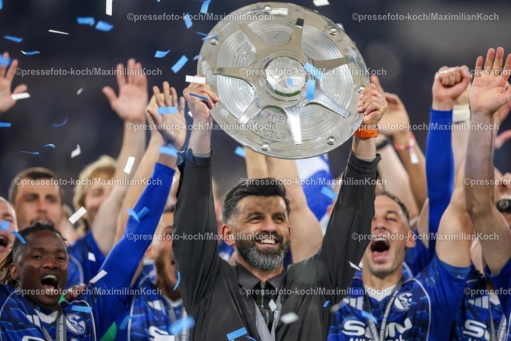 S0417052602051 | 17.05.2026, Fußball, FC Schalke 04 - Eintracht Braunschweig, 34. Spieltag, 2. Fußball Bundesliga, Veltins-Arena Gelsenkirchen, Saison 2025 2026: Schalke 04 ist Meister der 2. Bundesliga. Die Mannschaft gewinnt die Meisterschaft und steht jubelnd auf dem Spielfeld. Freude und Emotionen nach dem Sieg. Übergabe Siegerehrung Cheftrainer Miron Muslic (Schalke04) mit der Meisterschale in der Hand auf dem Podest DFB regulations prohibit any use of photographs as image sequences and or quasi-video.