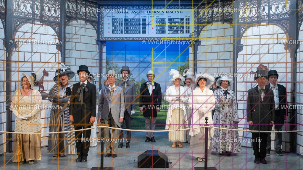 252_MFL-2025 | Portraitbilder von Regisseur; Darsteller; Techniker; Maske; Kostüme; Chor; Musiker; Bilderserie der Generalprobe und der Premierenvorstellung, Szenenbilder; Ausdrucksstudien; Bühnenüberblick; Bühnenkulissen; Pressefotos inkl. Redaktionsfoto Darstellergruppe.