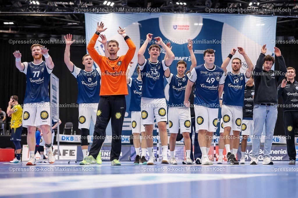 BHC16112501149 | 16.11.2025, Handball, HBL, Bergischer HC - Rhein-Neckar Löwen, Mitsubishi Electric HALLE Düsseldorf: Abschlussjubel nach dem Sieg des BHC - Nico Schöttle (BHC #08) Torhüter Christopher Rudeck (BHC #01) Soeren Steinhaus (BHC #53) Aron Seesing (BHC #49) Tomas Babak (BHC #19) 