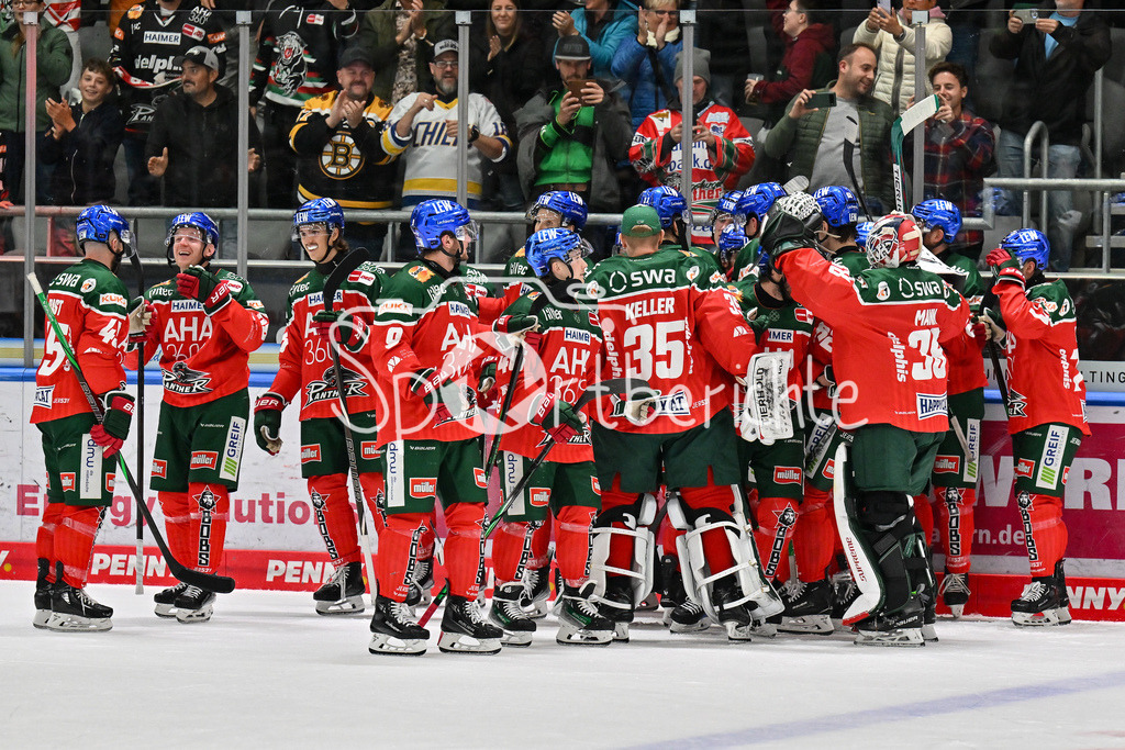 Augsburger Panther - Kölner Haie | Grenzenloser Jubel der Augsburger nach dem Siegtreffer zum 6-7 durch Jason BAST (Augsburger Panther #45) / Freude / Happy / Tor / Treffer / torschuetze / DEL: Augsburger Panther - Kölner Haie, Curt Frenzel Stadion am 29.09.2024