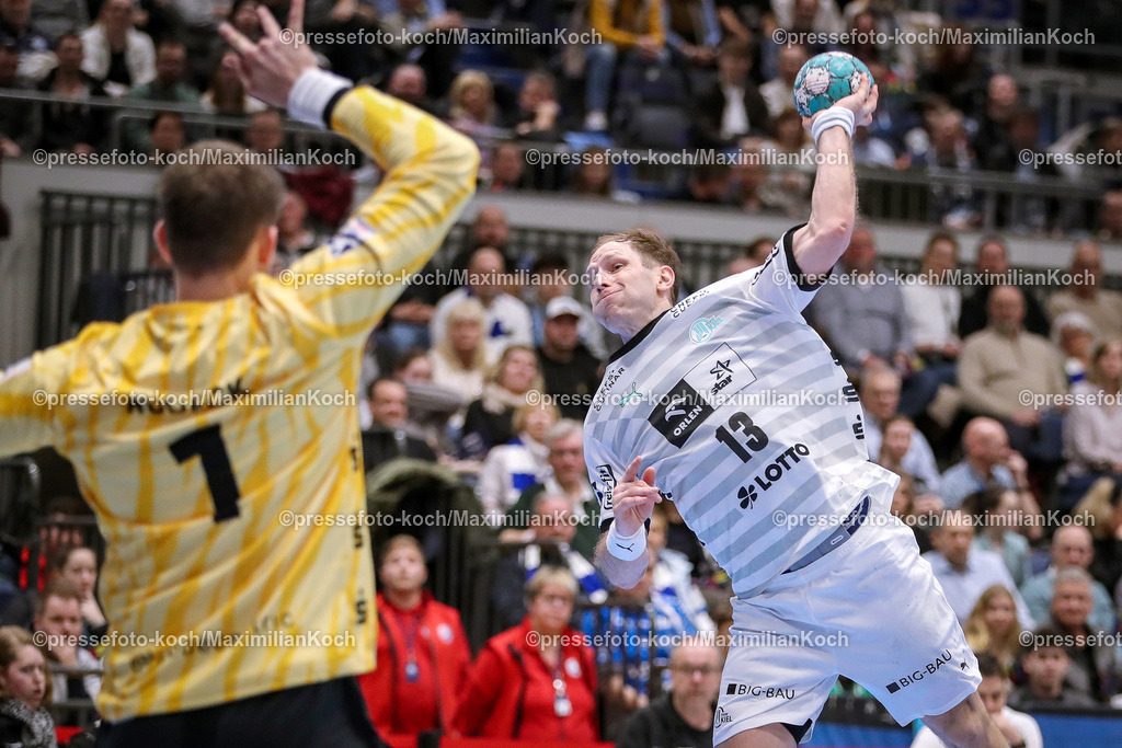 Due1HBL11022401069 | 11.02.2024, Handball, Düsseldorf, Mitsubishi Electric Halle, Liqui Moly Handball Bundesliga, Spieltag 21, Saison 2023 2024, Bergischer HC - THW Kiel: Steffen Weinhold (THW Kiel) wirft den Ball auf das Tor von xx1