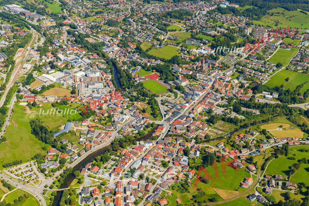 zwiesel-vs-google-maps-satelittenbilder-5300-jahr-2025 | Luftaufnahme der Stadt Zwiesel - Die Luftaufnahme wurde 2025 vom UL-Flugzeug heraus erstellt ( keine Drohne ) - Hochauflösende Luftaufnahme - für professionelle Ausdrucke geeignet. Die Geschenkidee !Mit Lizenz und Bildrechte bestellbar