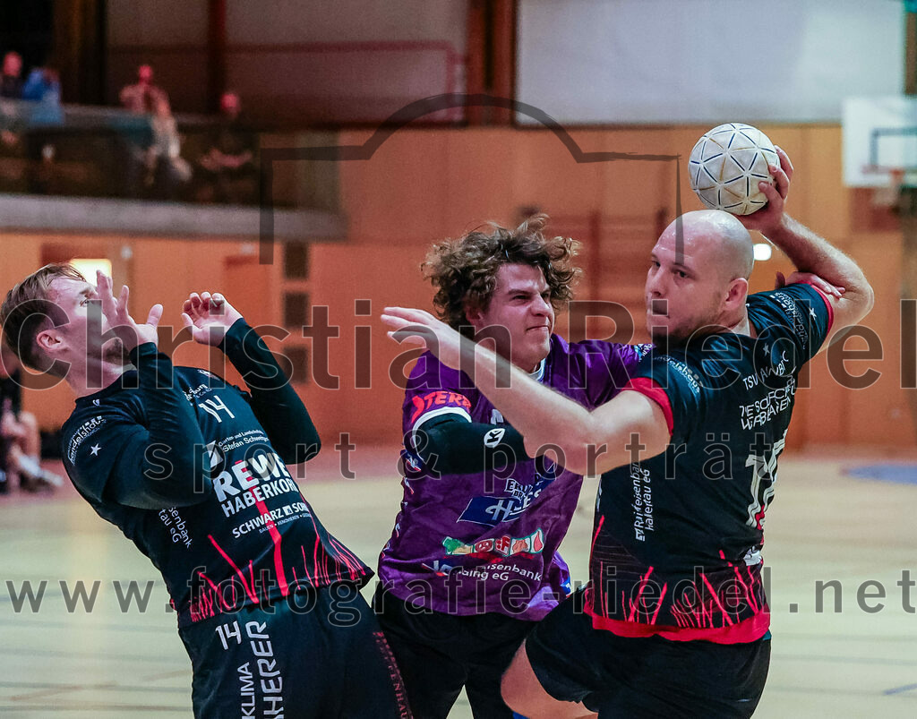 2023-11-26_059_SpVgg_Altenerding_gegen_TSV_1861_Mainburg | Erding, Deutschland, 26.11.2023:
Handball, Bezirksoberliga Männer 2023 / 2024, 9. Spieltag, SpVgg Altenerding gegen TSV 1861 Mainburg, Endergebnis: 34:20

Marius May (TSV 1861 Mainburg, #14), Jabob Köhler (SpVgg Altenerding, #6), Maximilian Heim (TSV 1861 Mainburg, #18)

Foto: Christian Riedel / fotografie-riedel.net