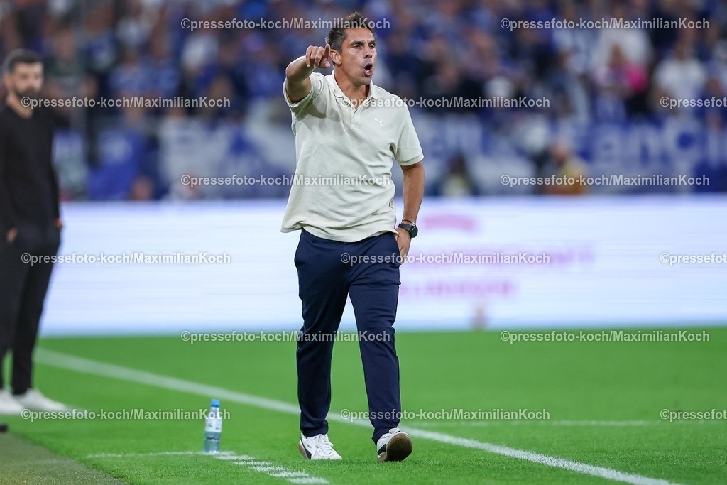 S0413092501072 | 13.09.2025, Fußball, FC Schalke 04 - Holstein Kiel, 5.Spieltag, 2. Fußball Bundesliga, Veltins-Arena Gelsenkirchen, Saison 2025 2026: Cheftrainer Marcel Rapp (Holstein Kiel)  gestikulierend am Spielfeldrand DFB regulations prohibit any use of photographs as image sequences and or quasi-video.