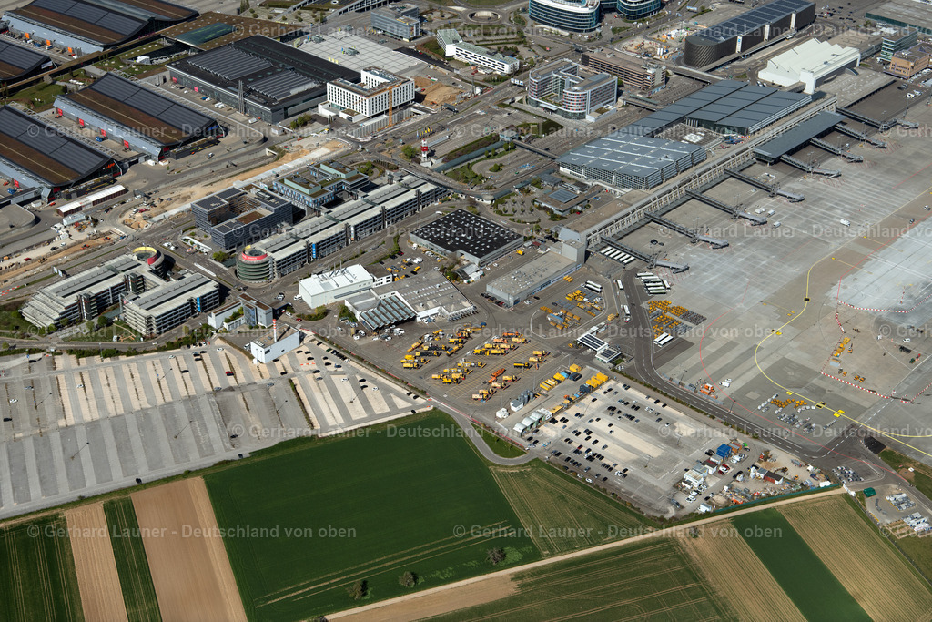 4023516 | STUTTGART 15.04.2020 Abfertigungs- Gebäude und Terminals auf dem Gelände des Flughafen in Stuttgart im Bundesland Baden-Württemberg, Deutschland. Weiterführende Informationen bei: Flughafen Stuttgart GmbH. // Dispatch building and terminals on the premises of the airport in Stuttgart in the state Baden-Wuerttemberg, Germany. Further information at: Flughafen Stuttgart GmbH. Foto: Gerhard Launer