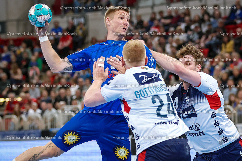 Due1HBL02062401016 | 02.06.2024, Handball, Düsseldorf, PSD-Bank Dome, Liqui Moly Handball Bundesliga, Spieltag 34, Saison 2023 2024, Bergischer HC - SG Flensburg-Handewitt: Linus Arnesson (Bergischer HC) gegen Jim Gottfridsson (SG Flensburg-Handewitt) und Johannes Golla (SG Flensburg-Handewitt)