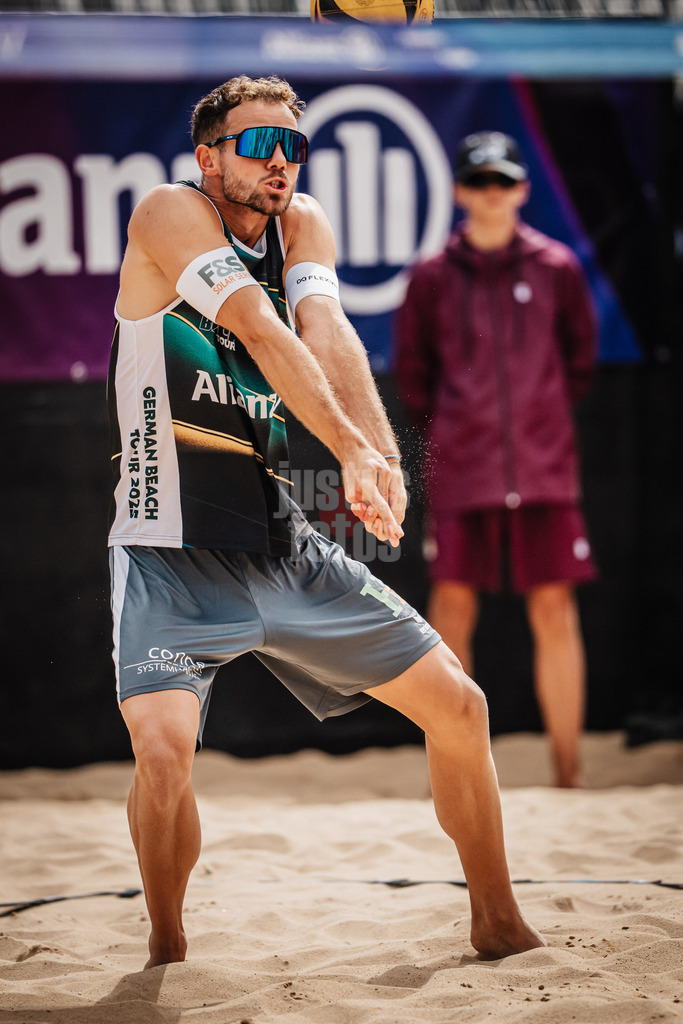 Beachvolleyball | Männer | Allianz German Beach Tour 2025 | Tourstop Berlin | 22.08.2025 | Jonas Sagstetter nimmt den Ball an