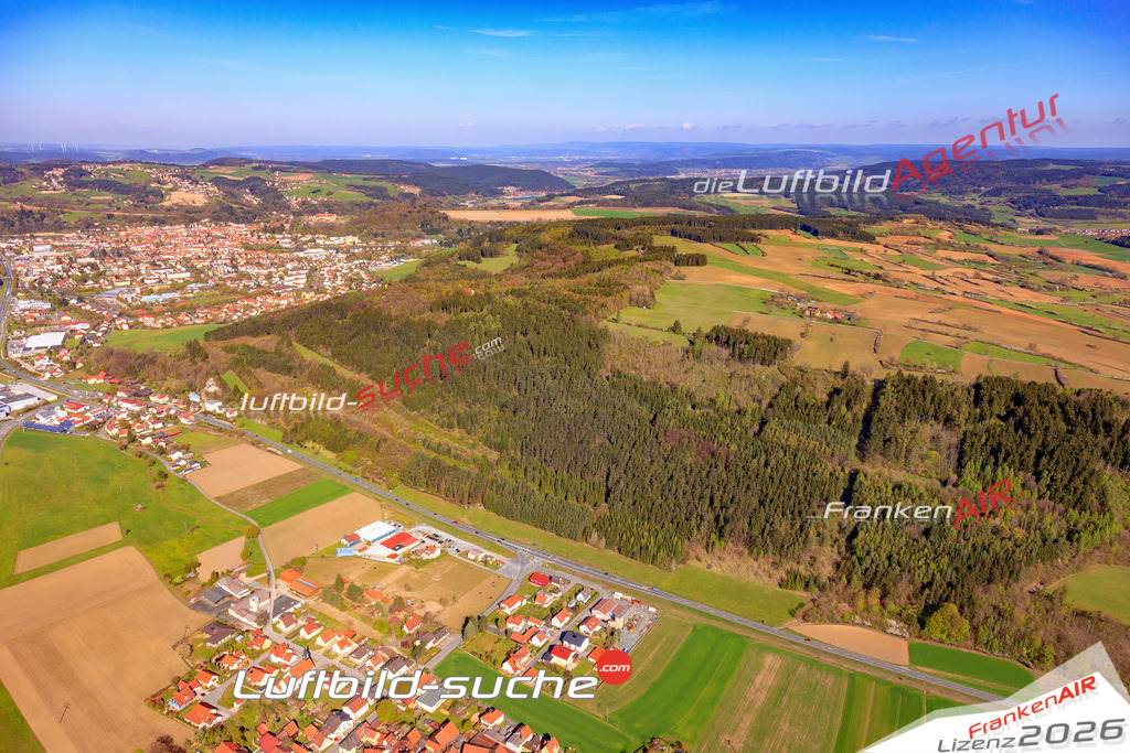 Die Luftaufnahme Kreuzberg - Kronach wurde 2017 mittels Flugzeug (keine Drohne) erstellt. Perfekte Schärfe und Druck- Auflösung- Garantiert!