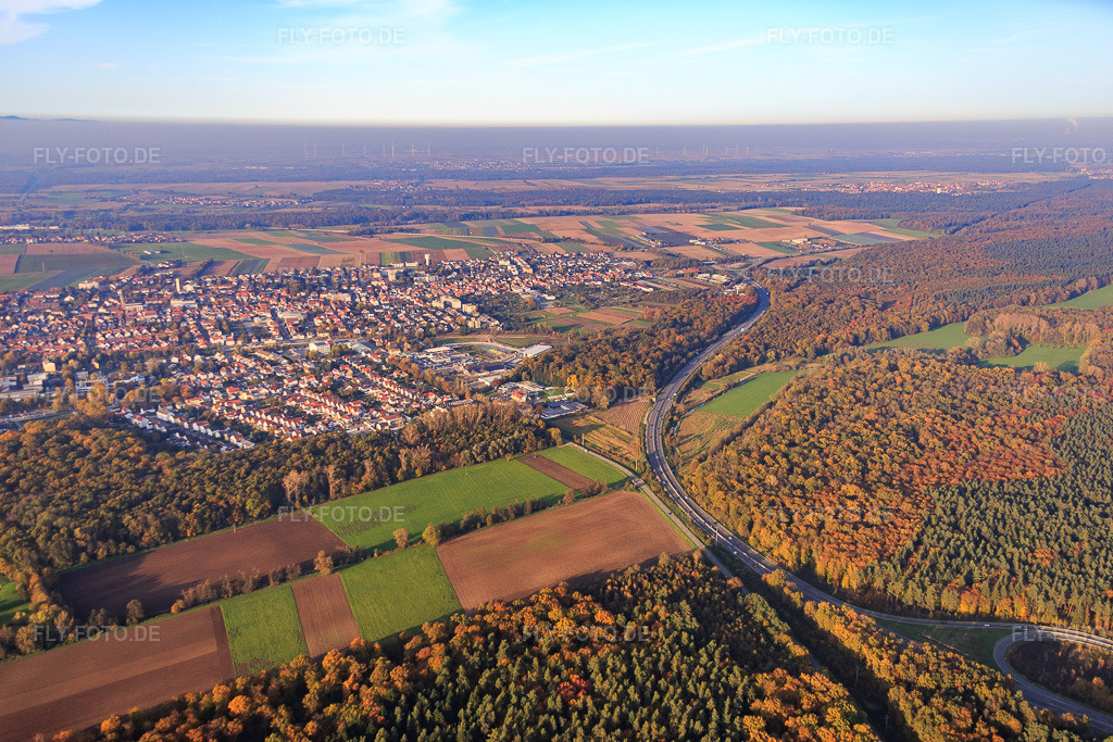 Luftbild: Otterbachtal und Autobahn A65 am Stadtrand in Kandel im Bundesland Rheinland-Pfalz in Deutschland. Foto: IMG_075749.jpg vom 01.11.2014 durch Werner Riehm/FLY-FOTO.de