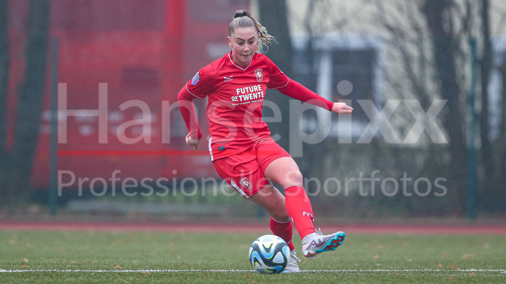 Fussball, Testspiel Frauen, SV Werder Bremen - FC Twente Enschede | v.li.: Danique Van Ginkel (FC Twente Vrouwen, 8) am Ball, Freisteller, Einzelbild, Ganzkörper, Aktion, Action, Spielszene