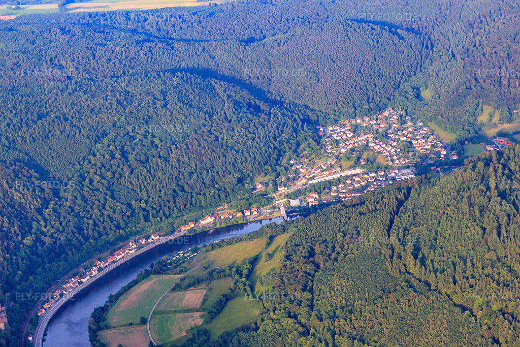 Luftbild: Ortsansicht am Neckar aus Westen in Zwingenberg im Bundesland Baden-Württemberg in Deutschland. Foto: IMG_66347.jpg vom 30.05.2014 durch Werner Riehm/FLY-FOTO.de