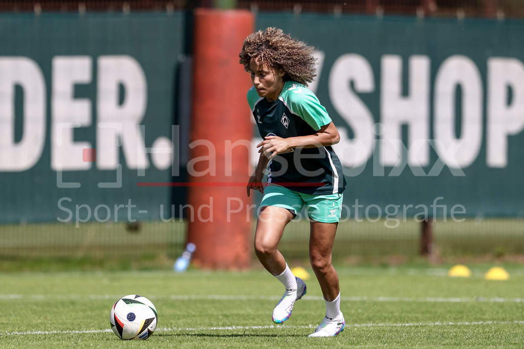 Fussball, Google Pixel Frauen-Bundesliga, Training SV Werder Bremen | Amira Arfaoui (SV Werder Bremen, 8) am Ball, Freisteller, Einzelbild, Ganzkörper, Aktion, Action, Spielszene