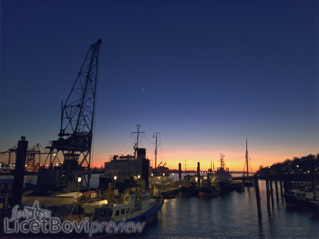 Konjunktion | Konjunktion von Jupiter und Venus am 28. Februar 2023 über dem Museumshafen Oevelgönne in Hamburg. - Realisiert mit Pictrs.com