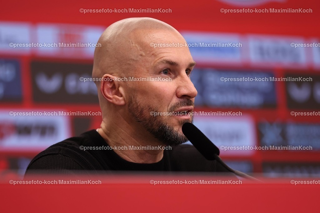 Lev02022501095 | 02.02.2025, Fußball, Bayer 04 Leverkusen - TSG 1899 Hoffenheim, 1. Fußball Bundesliga, 20. Spieltag, BayArena, Saison 2024 2025: Cheftrainer Christian Ilzer (Trainer Hoffenheim) bei der Pressekonferenz nach dem SpielDFB regulations prohibit any use of photographs as image sequences and or quasi-video.