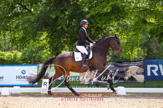 DKP41007 | Turnierfotos kaufen im Webshop von Daniel Kuhl Photography – entdecke professionelle Reitsportfotos aus Turnieren & Events. Hochwertige Turnierbilder online bestellen & sichern. Jetzt Fotos von Reitsportturnieren kaufen!