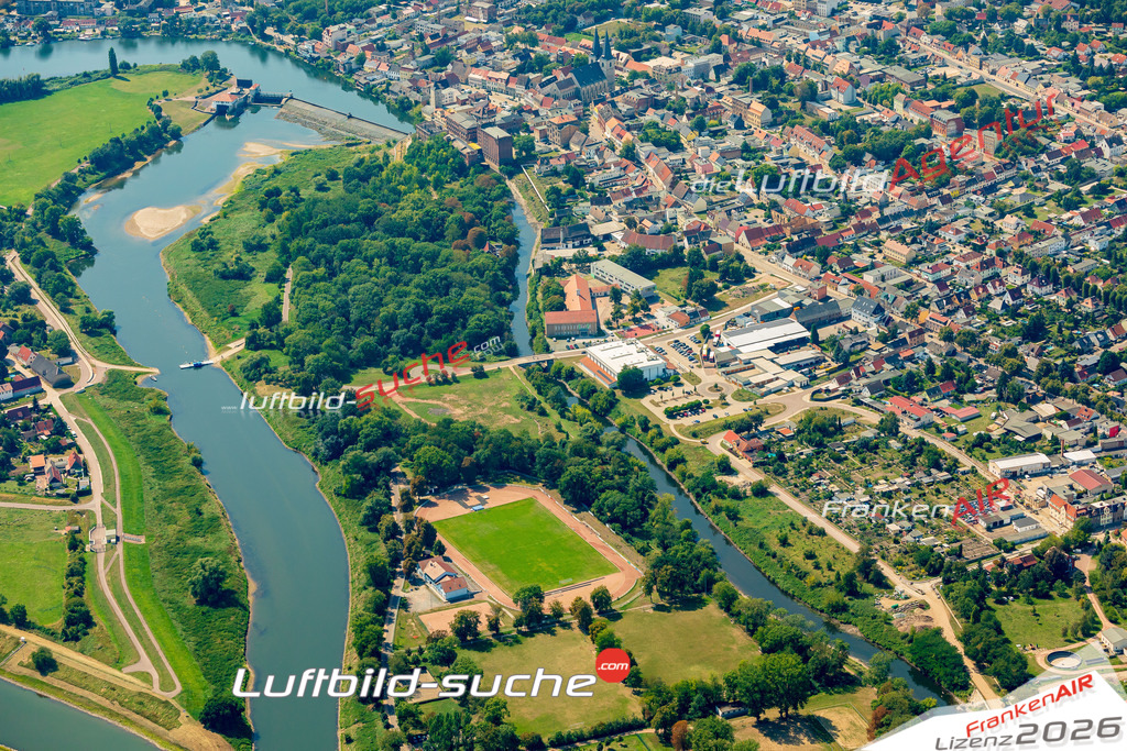 Klassische Luftaufnahme ohne Drohne zeigt:Saale bei Calbe - Die Luftbildaufnahme wurde 2025 vom UL-Flugzeug heraus erstellt ( keine Drohnenaufnahme ) - Hochauflösende Luftaufnahme -Nicht vergleichbar mit Google Maps oder Satelittenbilder- Die Geschenkidee !Mit Lizenz und Bildrechte bestellbar