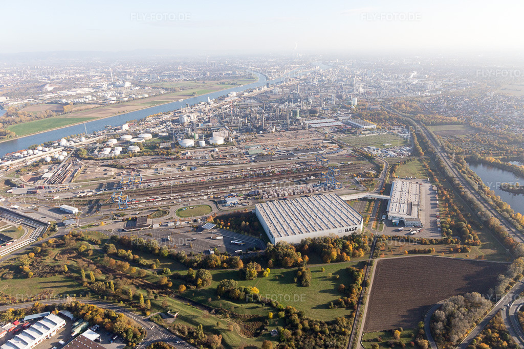 Luftbild: BASF Nord im Ortsteil BASF in Ludwigshafen im Bundesland Rheinland-Pfalz in Deutschland. Foto: IMG_095518.jpg vom 30.10.2016 durch Werner Riehm/FLY-FOTO.de