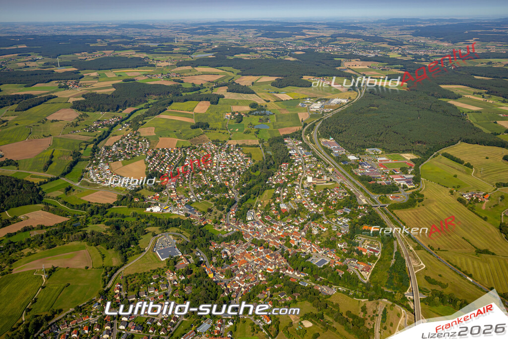 Das Luftbild zeigt :  Emskirchen - Die Luftaufnahme wurde 2024 vom UL-Flugzeug aus erstellt ( keine Drohne ) - Hochauflösende Luftaufnahme - Für grossformatige Ausdrucke geeignet. Die Geschenkidee !Mit Lizenz und Bildrechte bestellbar