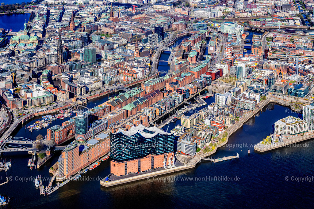 Hamburg_Elbphilharmonie_ELS_4648060425 | HAMBURG 06.04.2025 Elbphilharmonie am Ufer der Elbe in Hamburg. Das Konzerthaus- Gebäude im Stadtteil Hamburg-HafenCity befindet sich am Ufer der Elbe der Hansestadt. Weiterführende Informationen bei: HamburgMusik gGmbH,  ReGe Hamburg Projekt-Realisierungsgesellschaft mbH. // The Elbe Philharmonic Hall on the river bank of the Elbe in Hamburg. Further information at: HamburgMusik gGmbH,  ReGe Hamburg Projekt-Realisierungsgesellschaft mbH. Foto: Martin Elsen