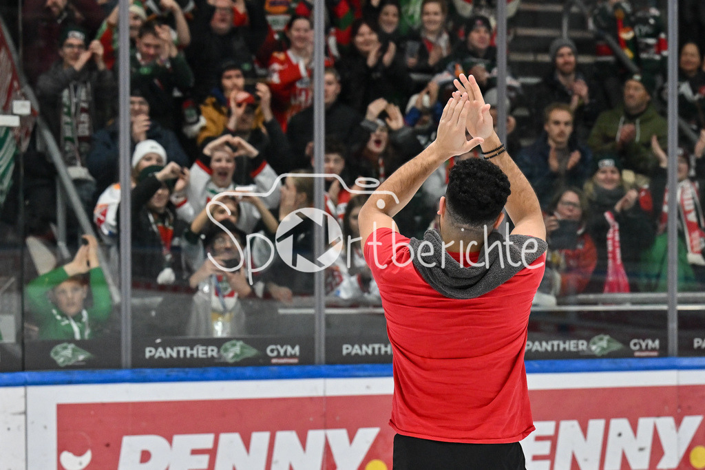 Augsburger Panther - Nürnberg Ice Tigers | Die Spieler der Panther feiern zusammen mit ihren Fans den Heimsieg gegen Nuernberg / DEL: Augsburger Panther - Nuernberg Ice Tigers, Curt Frenzel Stadion am 03.01.2025 / Nicholas BAPTISTE (Augsburger Panther 73) / Freisteller / Einzelfoto