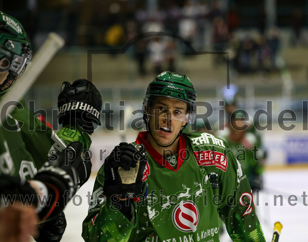 2023-12-17_025_TSV_Erding_gegen_ESC_Kempten | Erding, Deutschland, 17.12.2023:
Eishockey, Bayernliga Vorrunde 2023 / 2024, 18. Spieltag, TSV Erding gegen ESC Kempten, Endergebnis: 5:1

Mark Waldhausen (Erding Gladiators, #27)

Foto: Christian Riedel / fotografie-riedel.net
