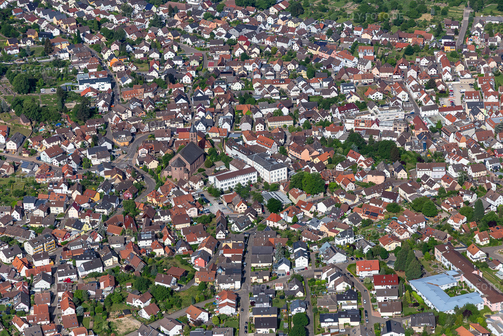 Luftbild: Rathaus in Malsch im Bundesland Baden-Württemberg in Deutschland. – Foto: IMG_131654.jpg vom 22.05.2022 durch Werner Riehm/FLY-FOTO.de – Auflösung des Originals: 5472 x 3648 px – Malsch